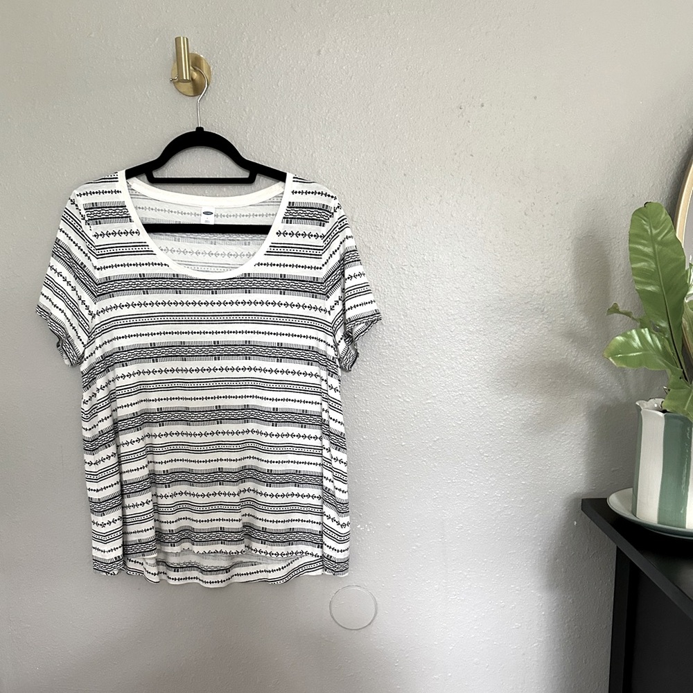 Old Navy Black and White Patterned Short Sleeve Top